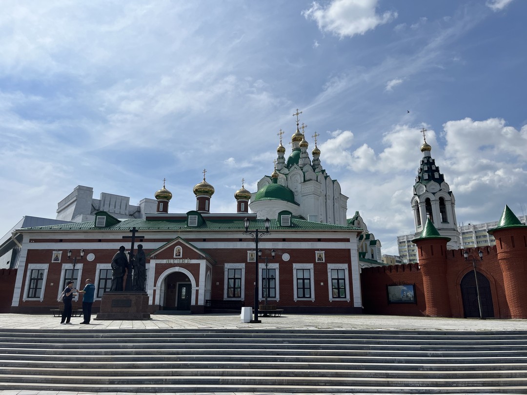 Валерий прекрасно провел экскурсию, ответит на любой вопрос. Легко и с юмором проводит по главным местам