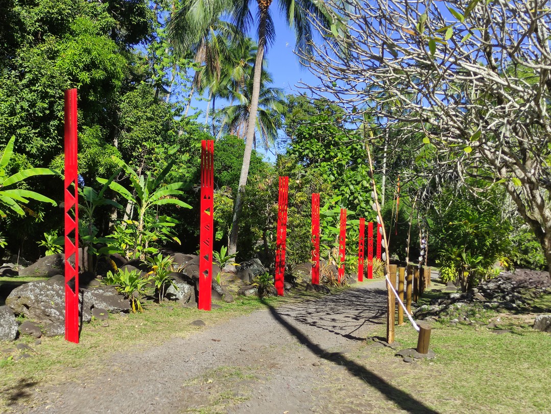 Взяли на один день ознакомительную экскурсию вокруг Таити. Для знакомства с островом более чем познавательно. Гид