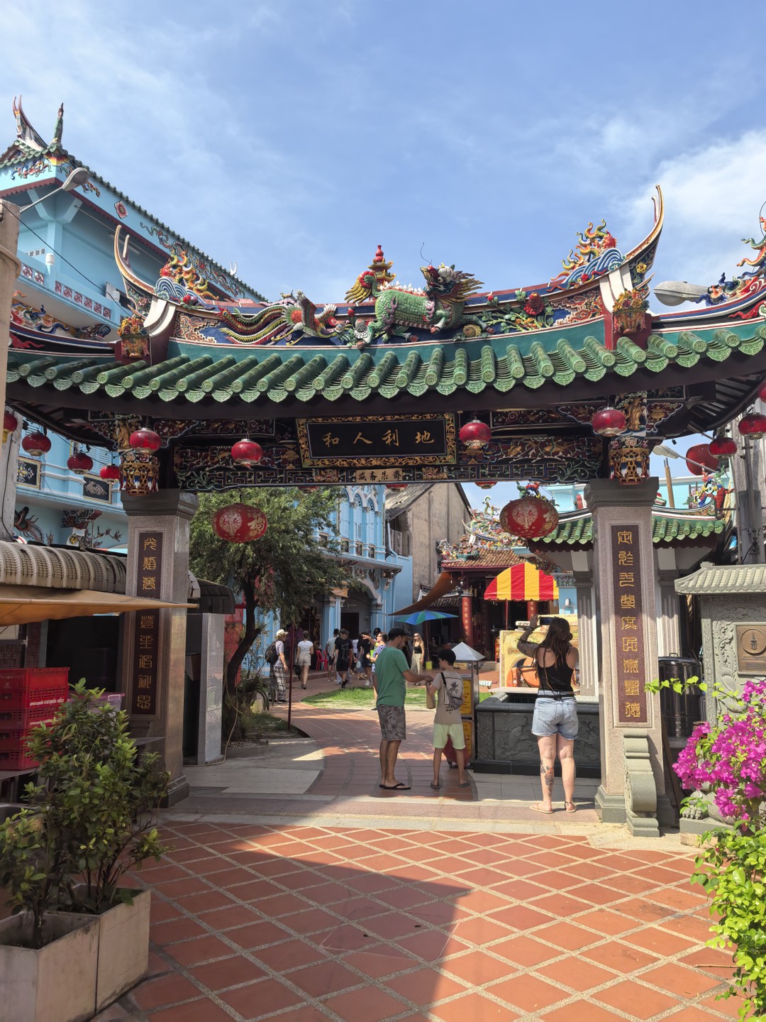 Татьяна прекрасный рассказчик и организатор экскурсии, она показала нам несколько храмов, старую часть города, парк, рынок