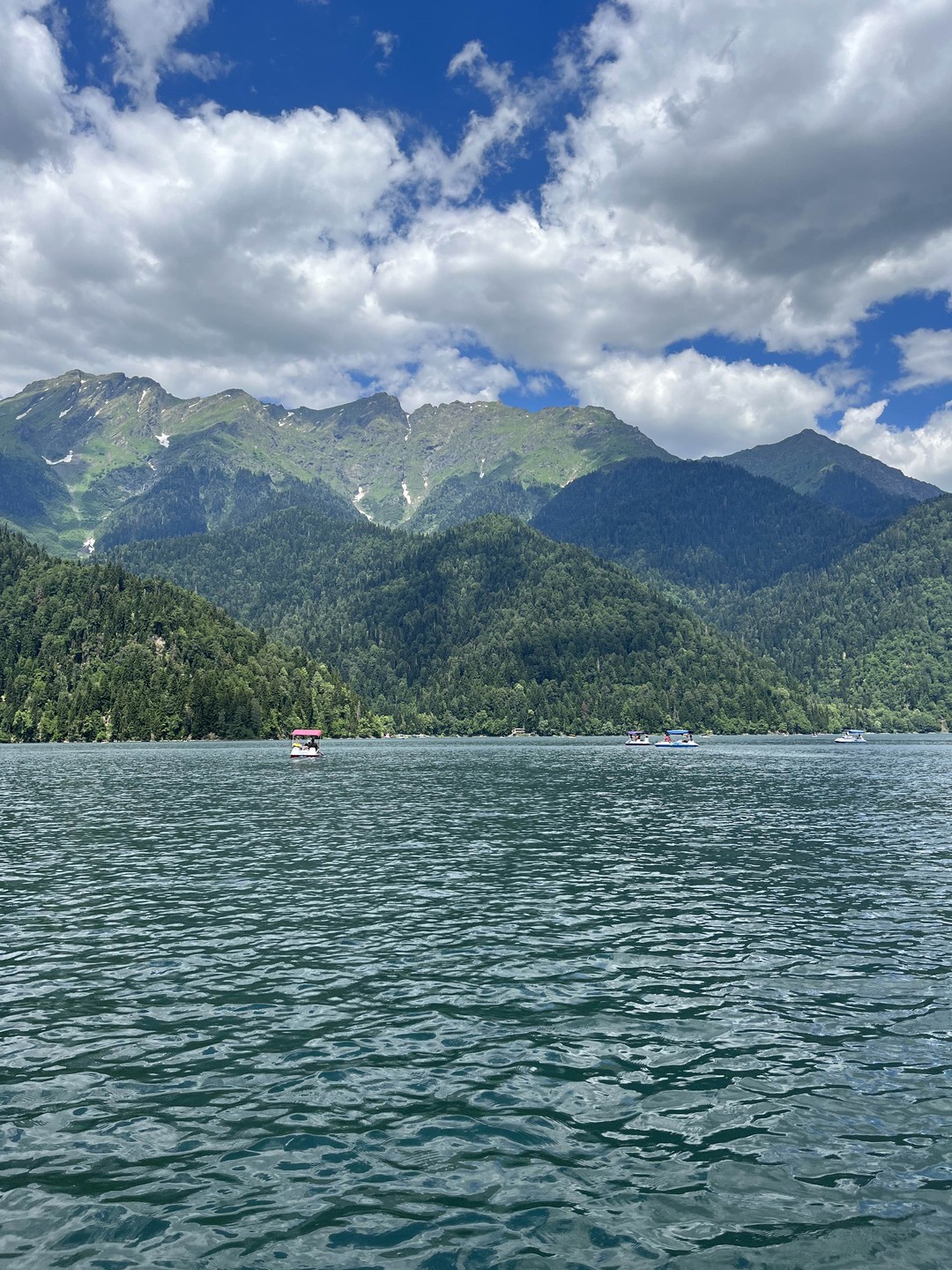 Очень Крутая поездка! Красивое Озеро Рица на котором можно поплавать на катамаране, горные реки водопады, голубое