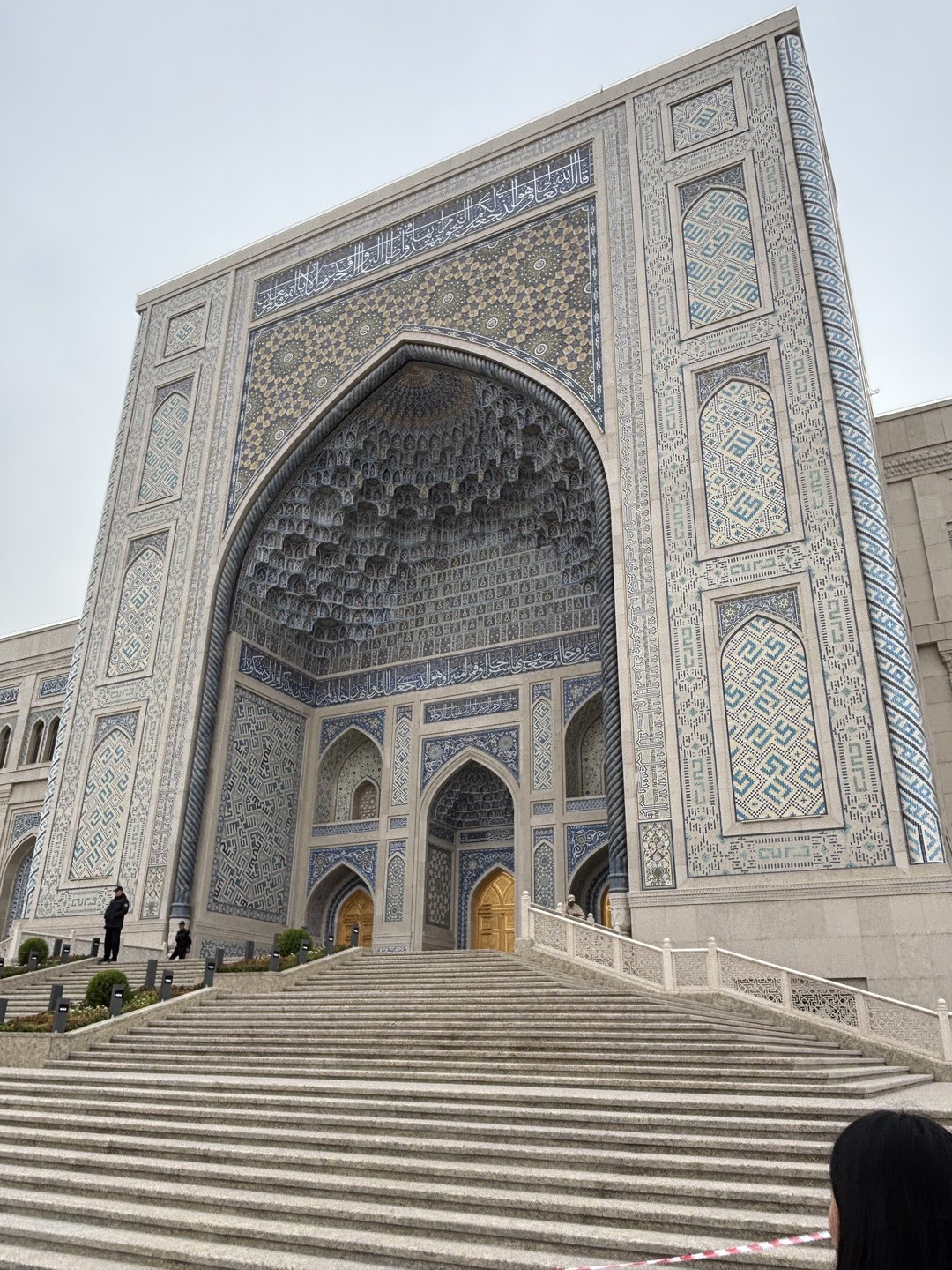 Хант прекрасно провел нам экскурсию по Ташкенту. Показал нам все красивые и интересные места