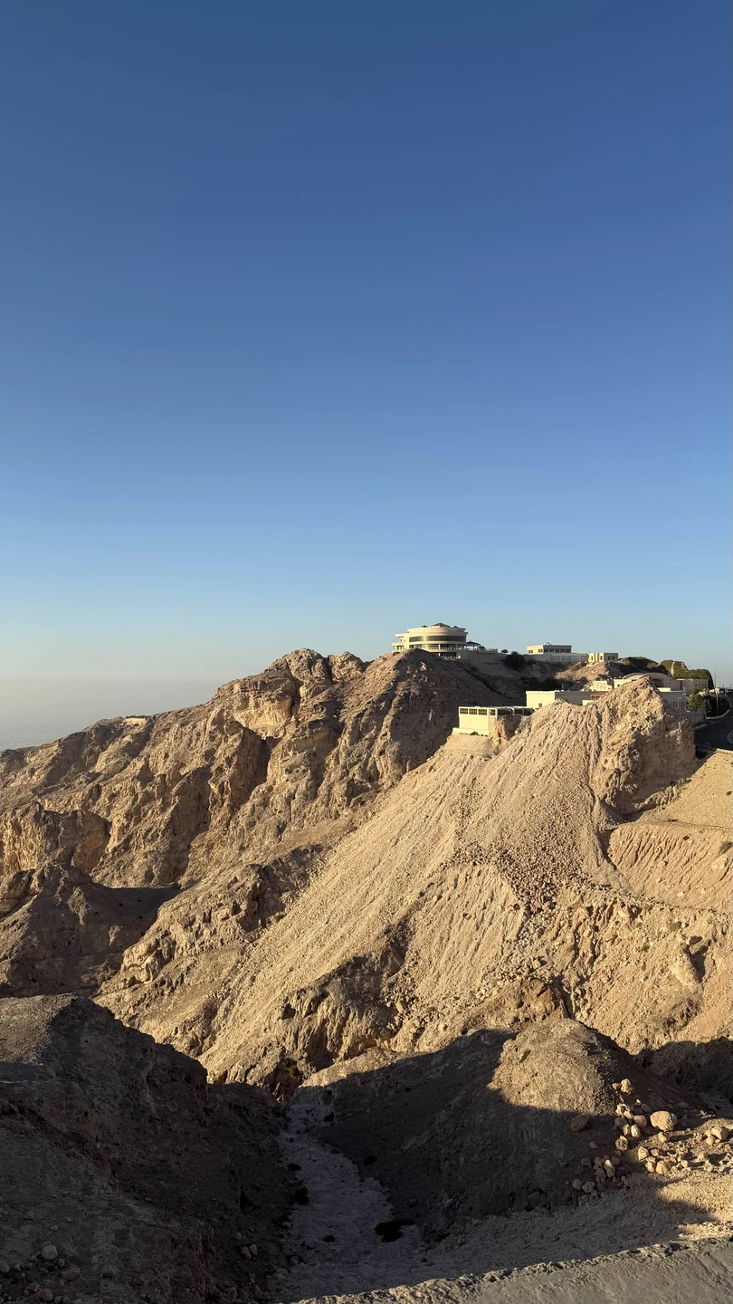 Аль-Айн — это совсем другие Эмираты! Поразительный контраст после шумных мегаполисов. Настоящий город-оазис с бесконечными пальмовыми