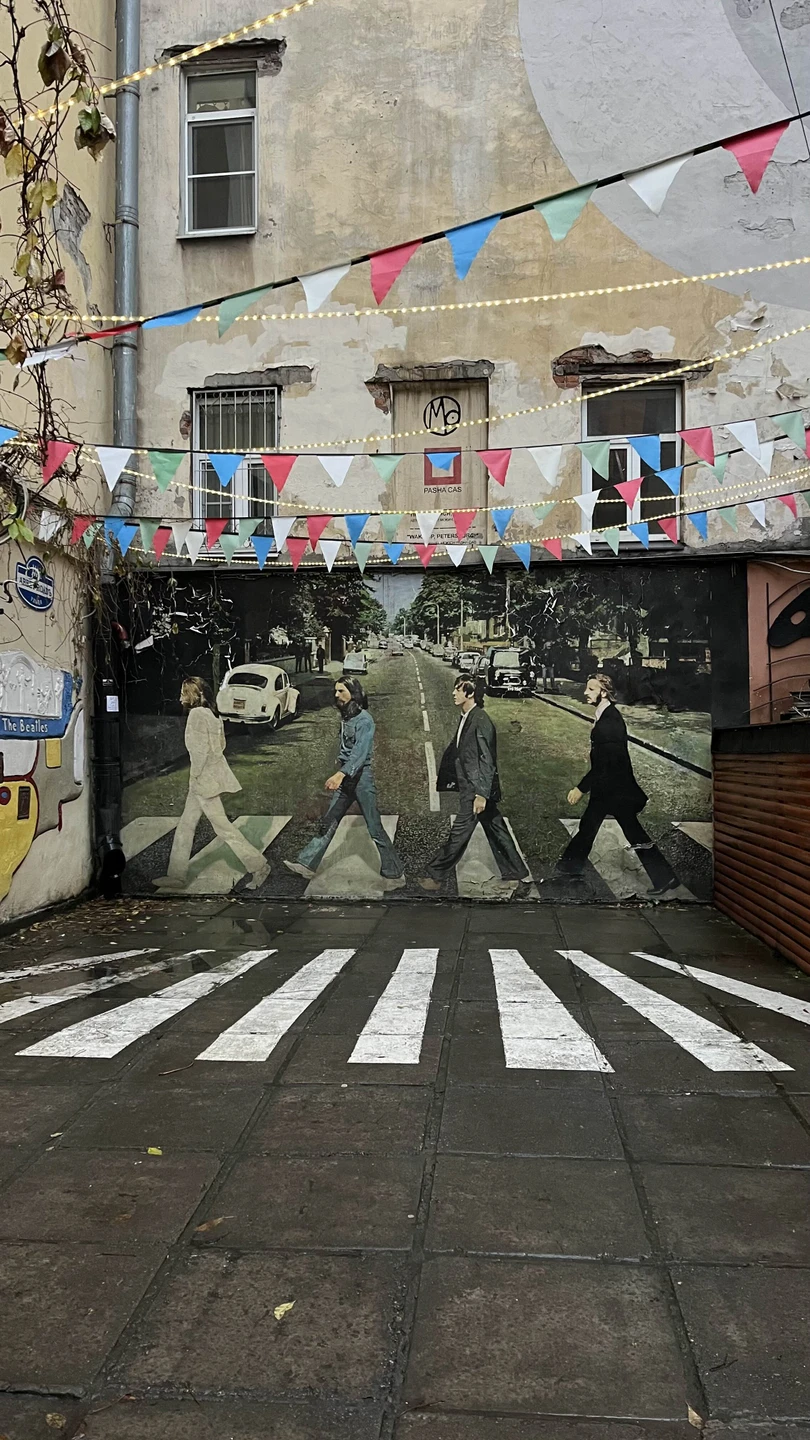 Отличная увлекательная история, погружение в развитие неформальной музыкальной сцены в ссср, много интересных фактов из 70х80х