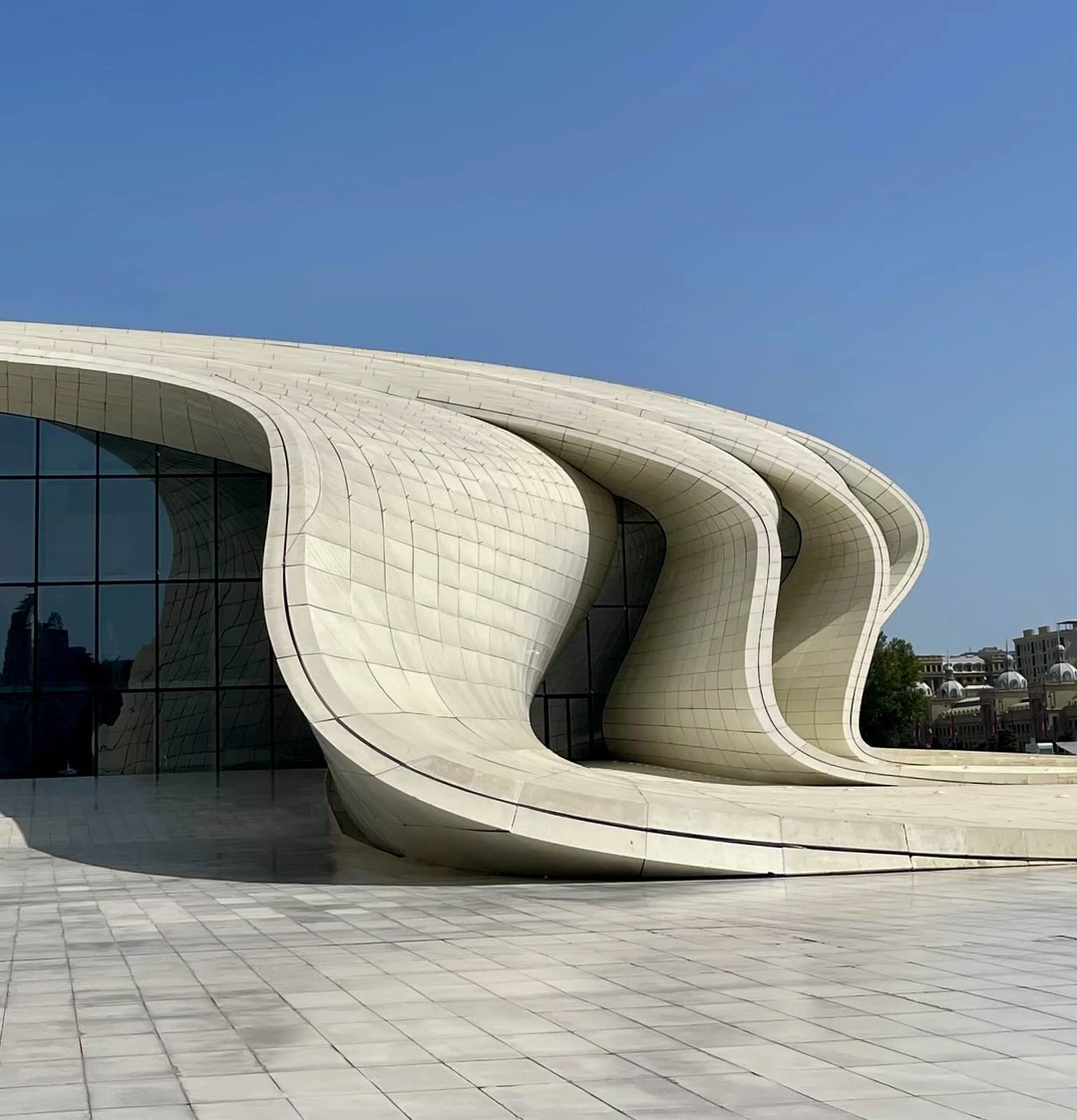 Наиля повела для меня прекрасную экскурсию по футуристическому Баку - много информации, очень доброжелательное отношение и прекрасные фото!