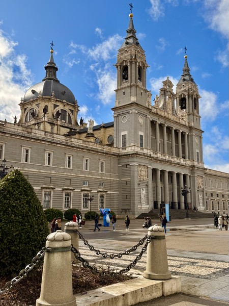 Итак… Мадрид нас встретил теплой дождливой погодой и ярким, умным и максимально приятным гидом, а именно