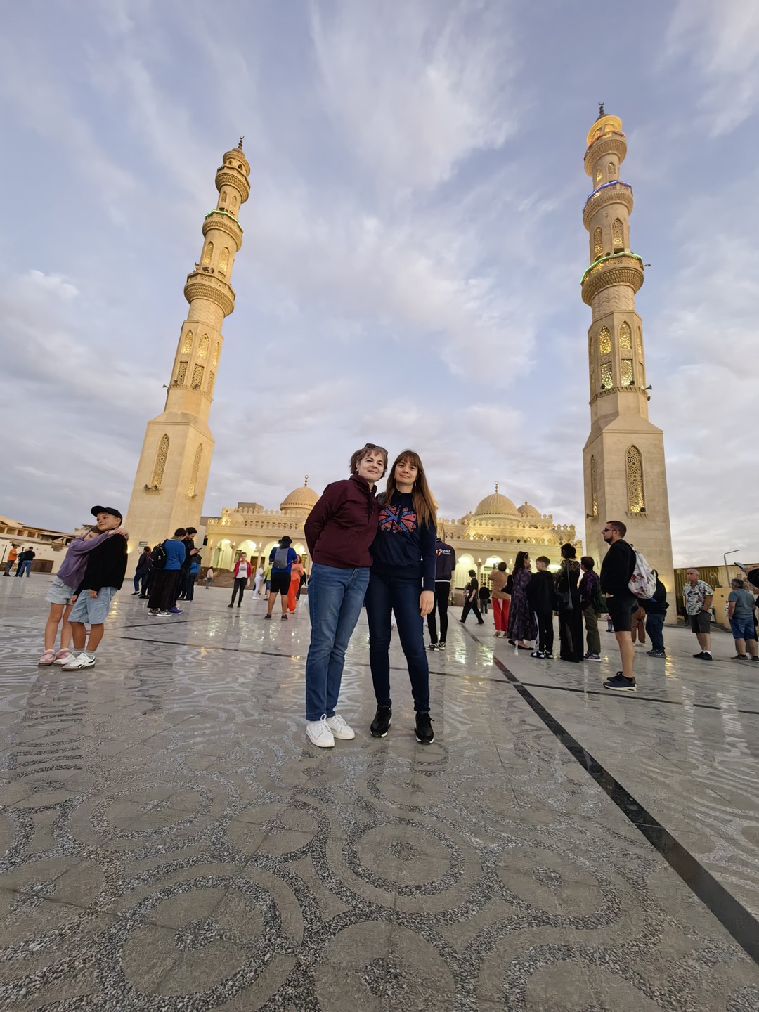 Джихан позитивная и улыбчивая, отвечала на все вопросы. Поведала нам много исторических фактов, посетили интересные места