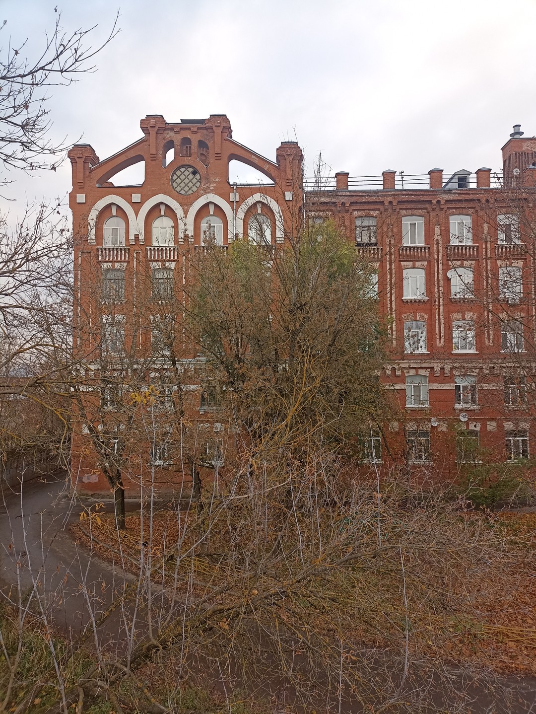 Морозовский городок сам по себе очень атмосферный, а с аудиогидом эта атмосфера усиливается стократно! Это мой