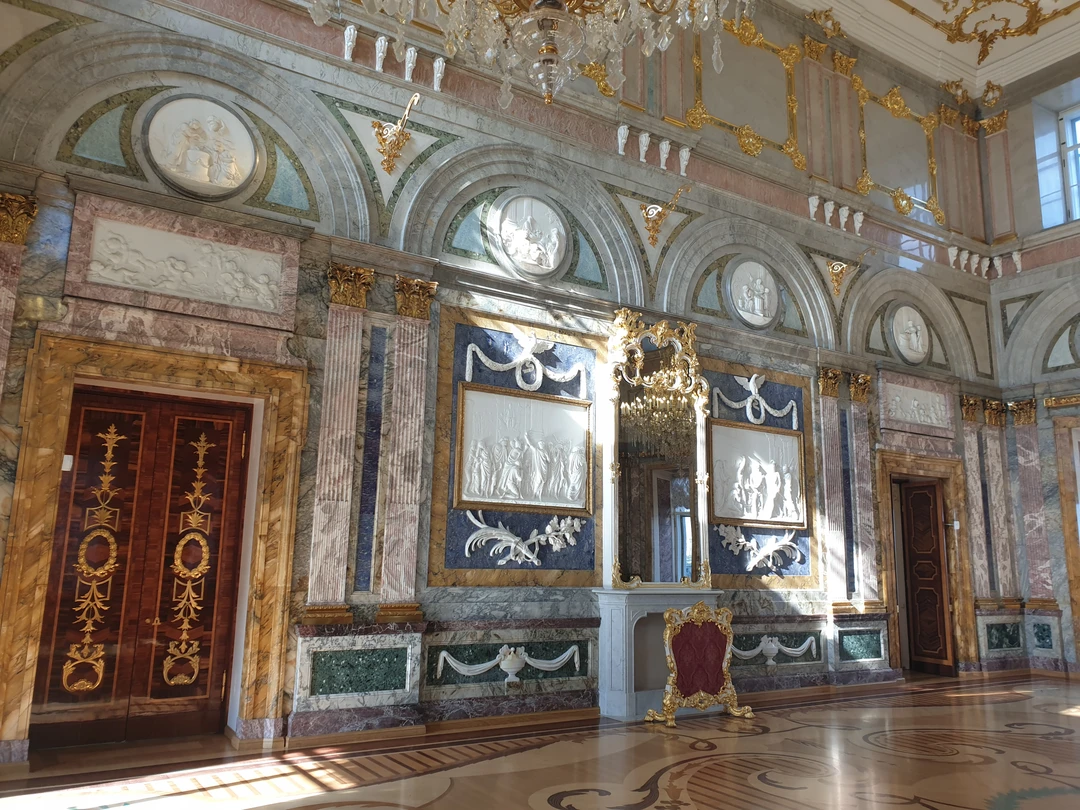 Сразу хочу пояснить за что я поставила на одну звезду меньше. Представители агенства анонсируют показ парадных