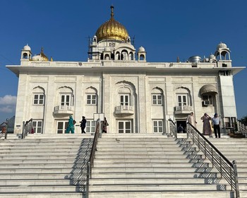 Прибытие в Дели и экскурсия по столице: Ворота Индии, храм Лакшми Нараян и Бангла Сахиб