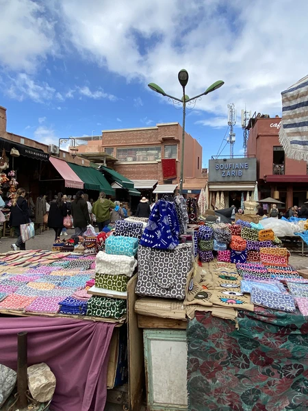 Нужно разделить отзыв на две части: первая будет посвящена гиду, который проводил экскурсию; вторая непосредственно организатору Кариму.