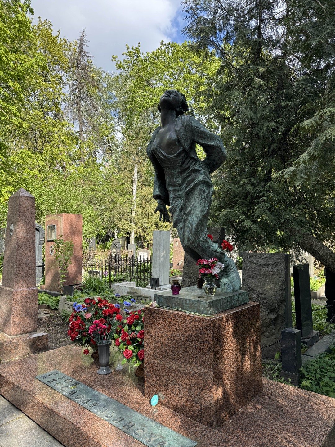 Сегодня были на экскурсии и нам очень понравилось. Не думала,что кладбище может быть интересным, но экскурсовод