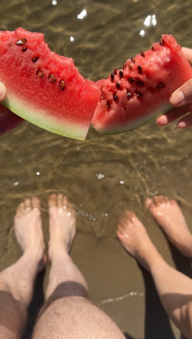 Понравилось на воде в жаркий день. Понравились лотосы. Понравился пляж. Понравился арбуз