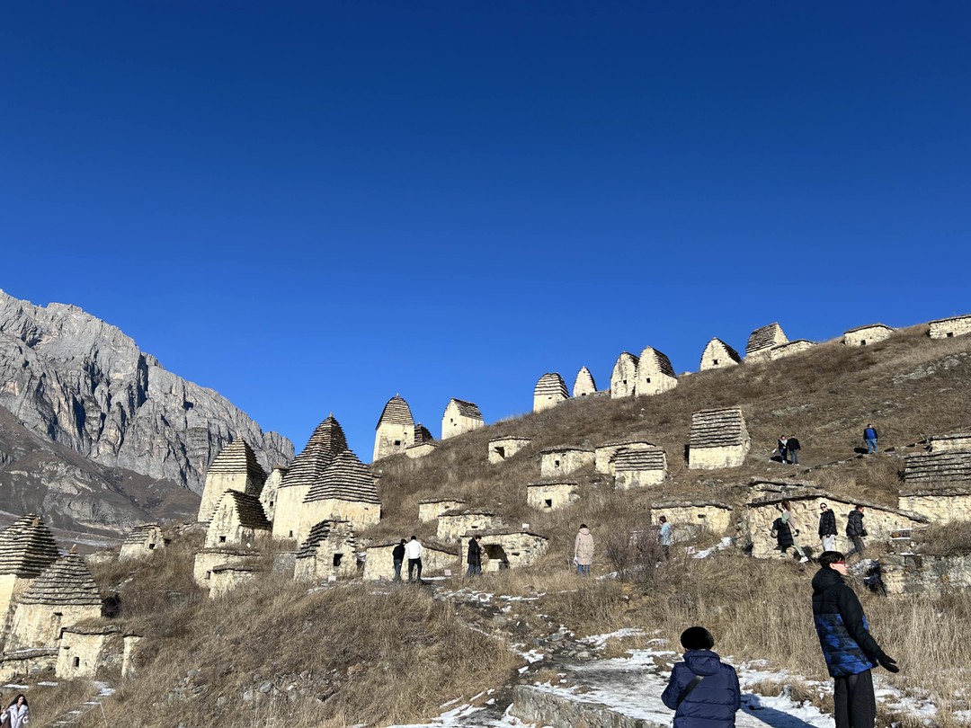 Прекрасная экскурсия! Очень повезло с погодой. Виды потрясающие. Кармадонское ущелье очень впечатлило. В Северной Осетии тоже очень красиво