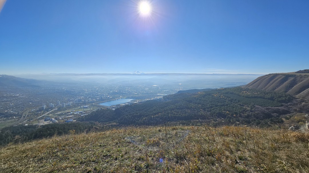 Прекрасные виды! Спасибо Дмитрию! Маршрут супер. Сами бы никогда не добрались до таких красот. В действительности лучше чем на фото