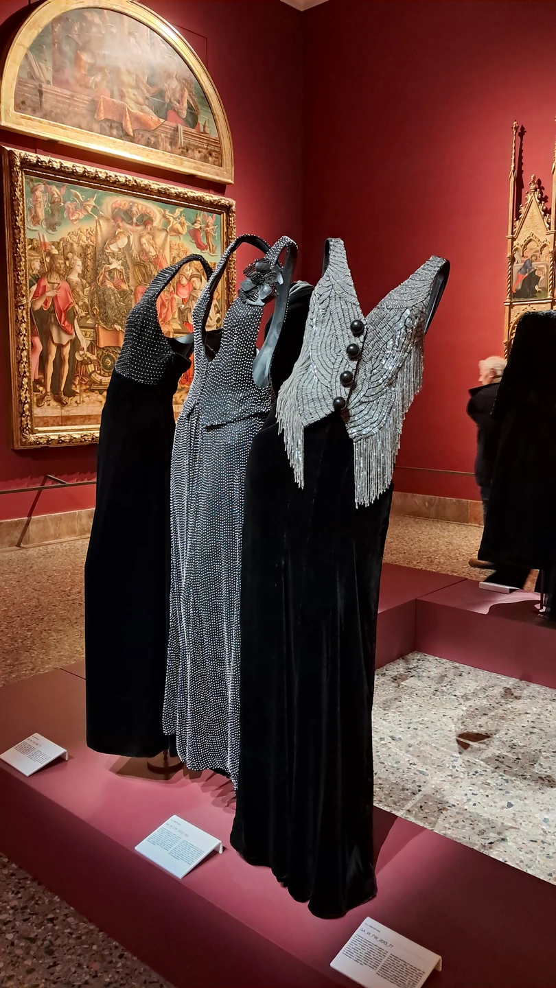 Экскурсия интересная. Мне кажется если Артура не останавливать он может целый день рассказывать о картинах и