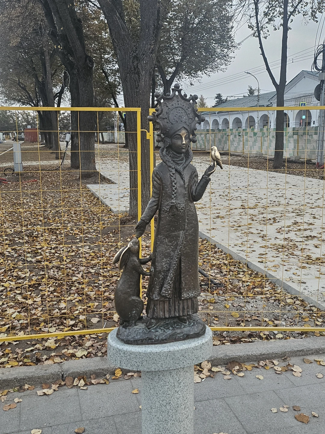 Замечательный гид Алексей провел нас по центру Костромы, с шутками, прибаутками. Сразу видно,что Алексей коренной житель города и все знает про него