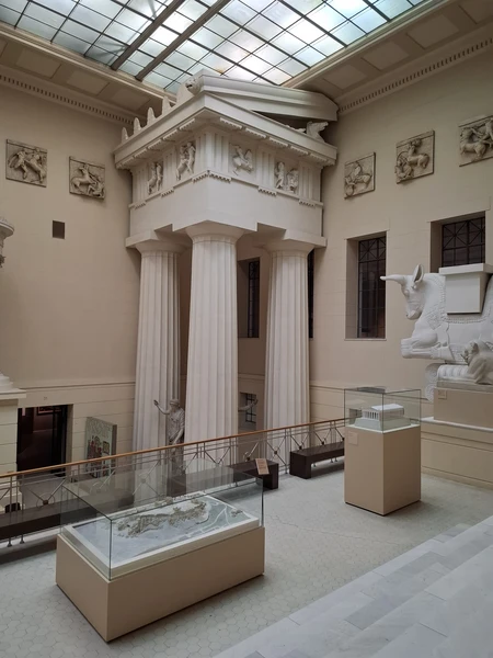 Великолепно организованная экскурсия. Четкая структура, легкая навигация. Дает возможность получить общее, емкое впечатление от всего музея