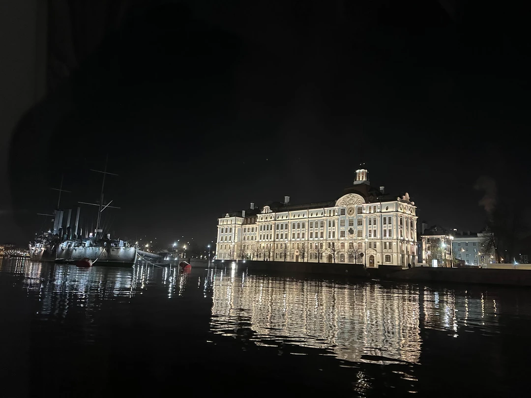 Спасибо за экскурсию, ночной Питер и на теплоходе, это просто слов нет, как потрясающе 😍. Я