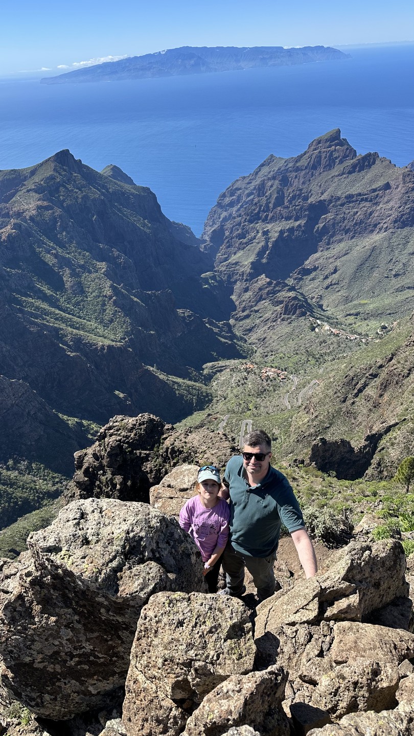 Чудесная экскурсия с интересным и эрудированным экскурсоводом. Подъем был умеренно сложный, подойдёт практически всем, сверху открываются