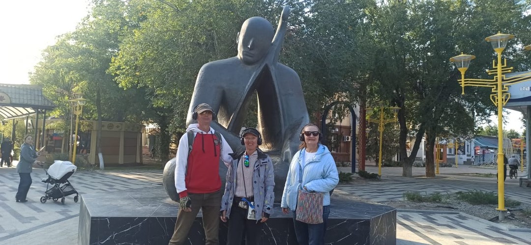 Экскурсия проходит в НАУШИКАХ, текст читает ИИ,роль гида сведена к минимуму: перевести через дорогу, сделать фото