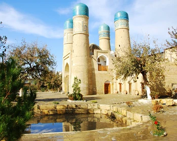 Переезд в Бухару, Старый город, ужин и танцевальное шоу