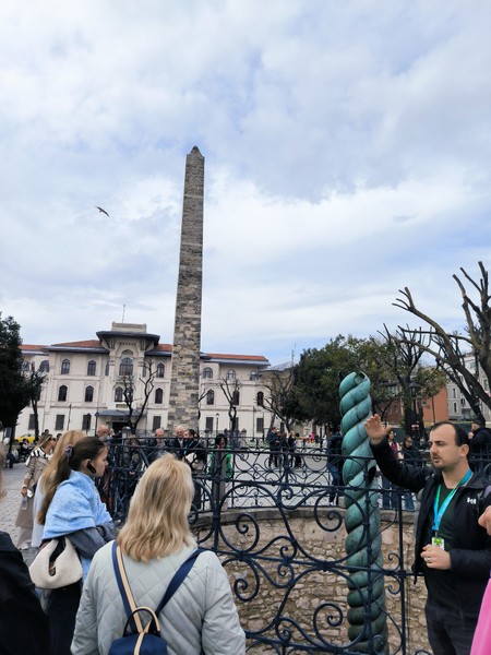 Неплохой русский язык, но рассказ достаточно скромен, как и маршрут. Покрутились у одной точки - дошли