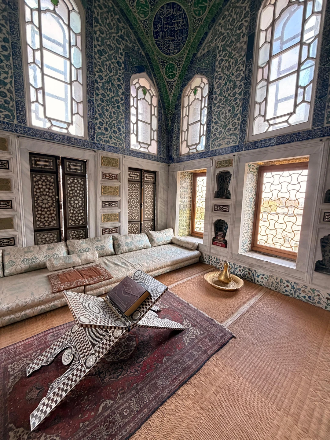 Посетили Дворец Топкапы с экскурсоводом Рашидом. 3 часа пролетели незаметно. Рашид - грамотный специалист, настолько интересно