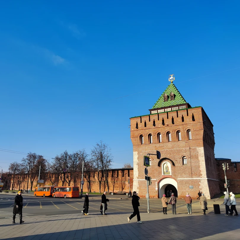 Нашим гидом был Николай. Ему удалось заинтересовать всех участников нашей разновозрастной группы. Николай рассказал об истории