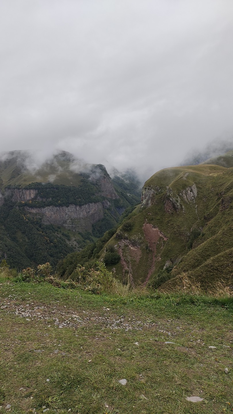 Посетили Жинвальское водохранилище, Арку Дружбы народов в Гудаури и собственно сами Казбеги. Виды везде были невероятные,