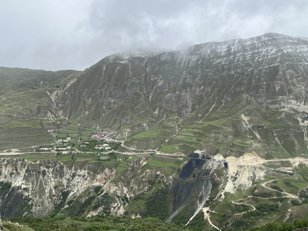 Абдулла великолепно провел экскурсию Отлично знает местность, очень ответственный и доброжелательный. При выезде из туннеля начался