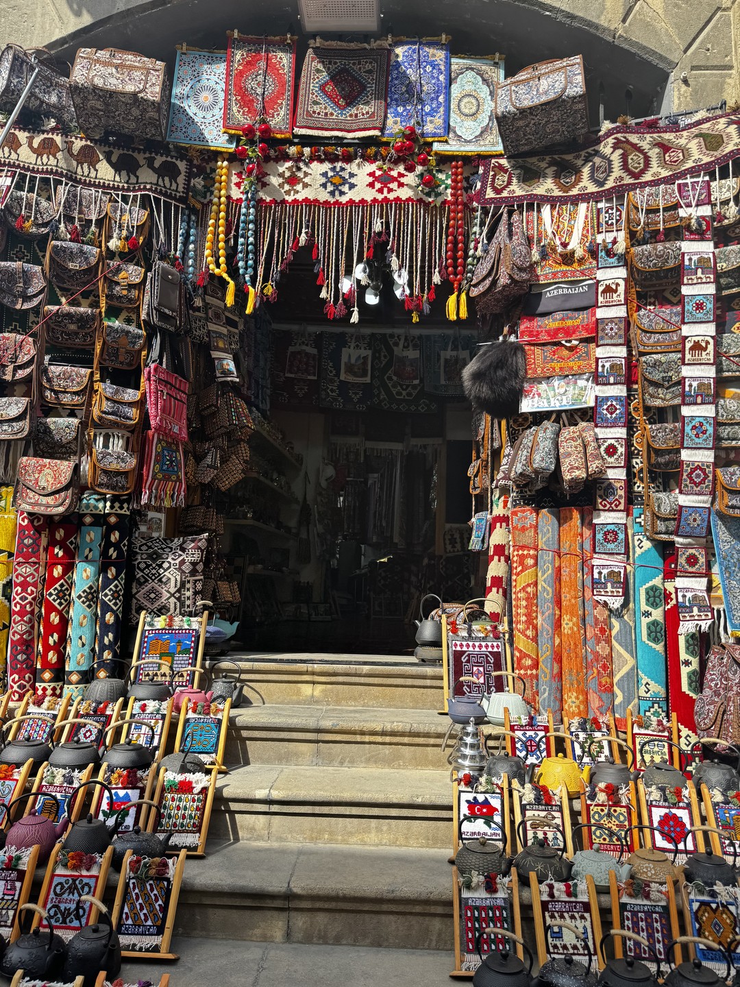 Знакомство с Баку прошло на одном дыхании: очень интересно, познавательно Рашад рассказал историю старого и нового