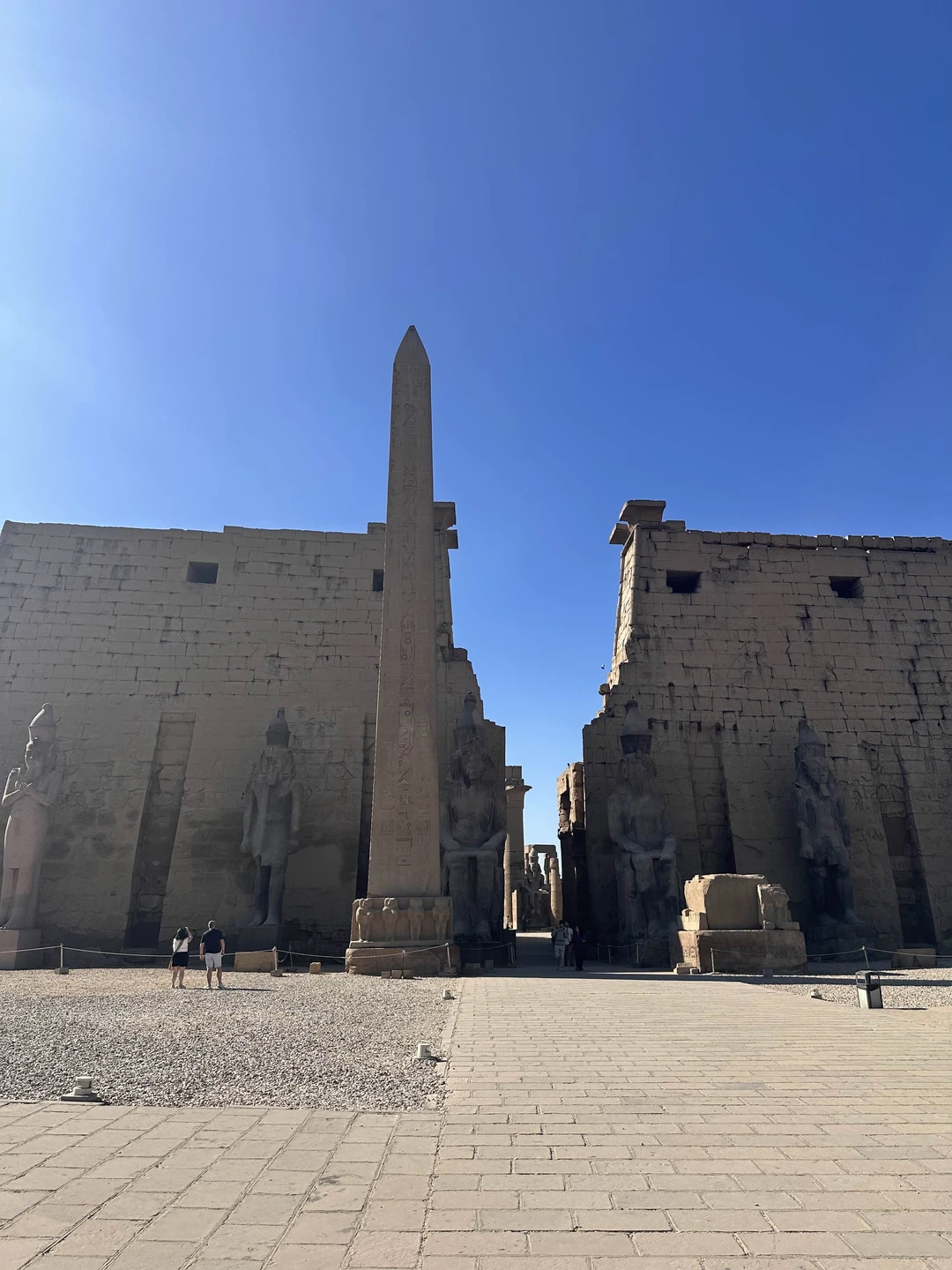Сегодня мы с мужем впервые посетили Луксор. Помогла нам в этом замечательная команда: гид Ахмед и