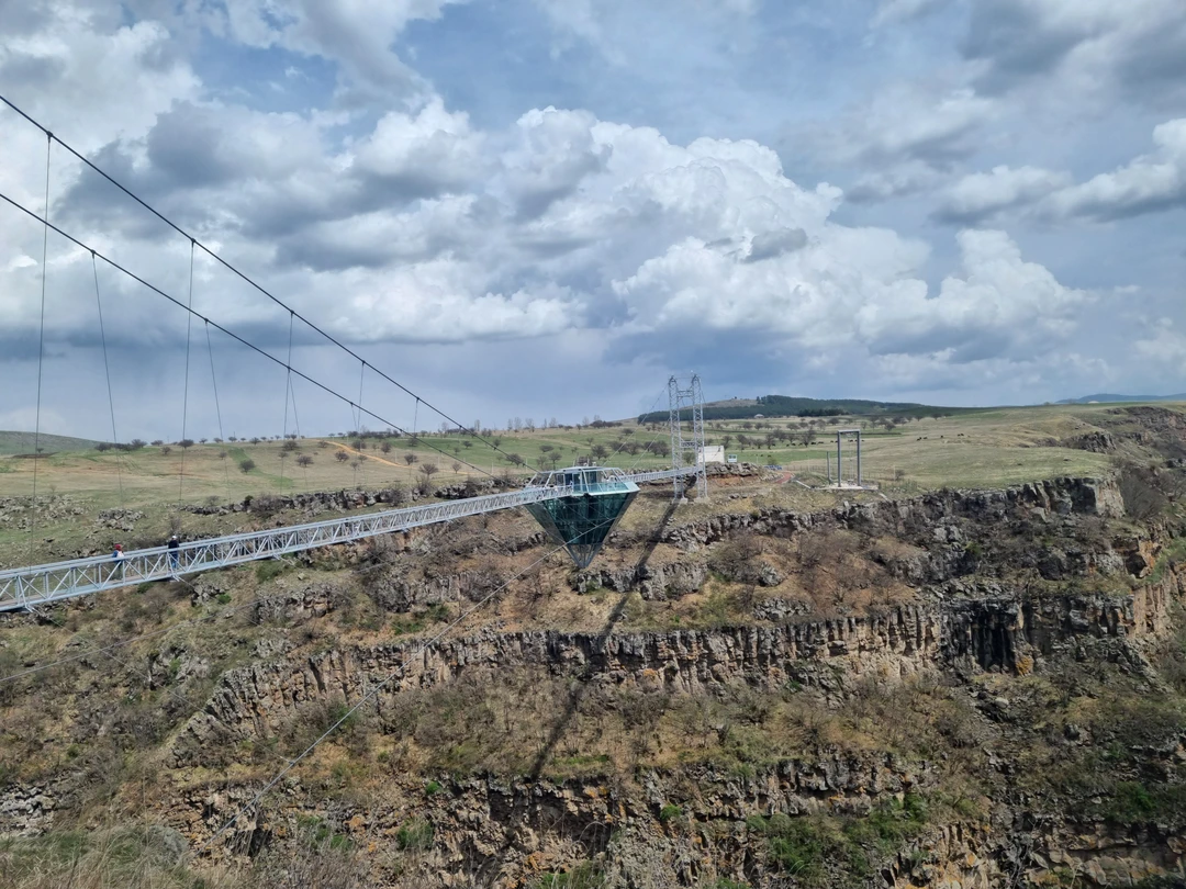 Пишу отзыв, уже рассматривая фото дома с поездки в каньон Дашбаш. Очень понравилась экскурсия, мост конечно