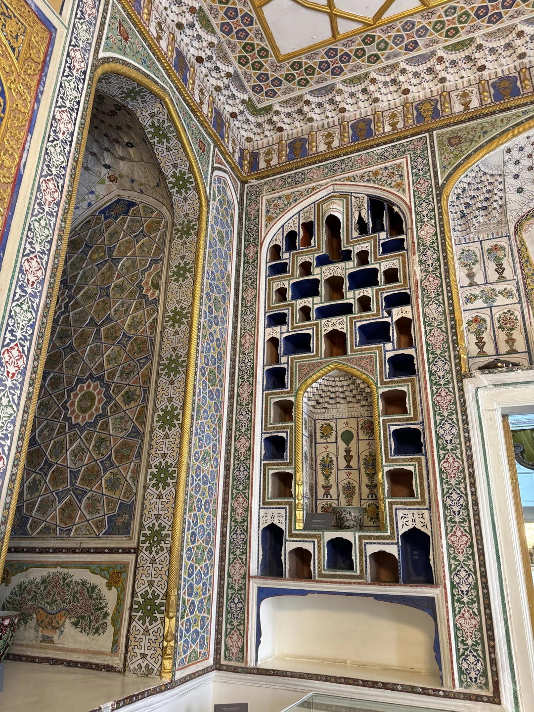 Ойбек большой молодец! Немного видоизменил экскурсию на наш выбор,опираясь на наши интересы и в результате мы