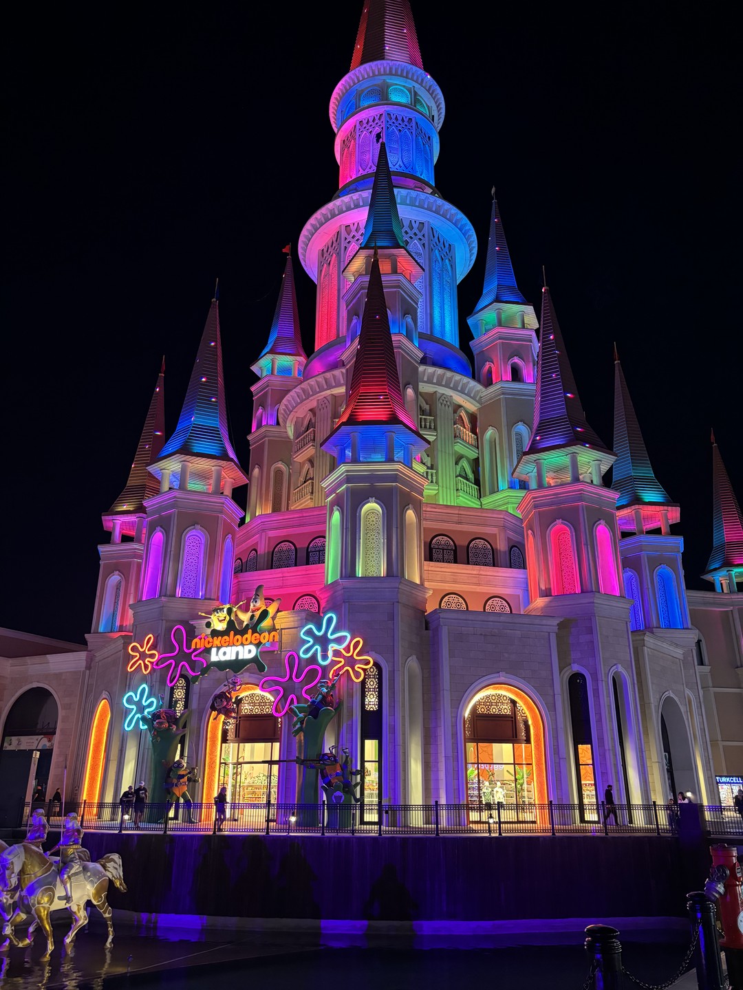 Сказочной ночью эту поездку назвать сложно. Во первых это не экскурсия, а просто трансфер.