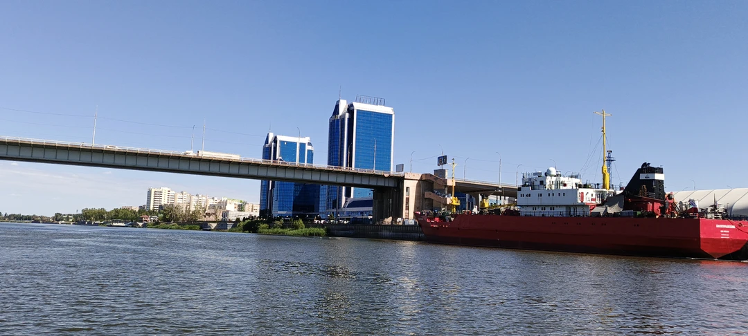 Вдоль набережных Астрахани - на катере с навесом (в группе) (Светлана)