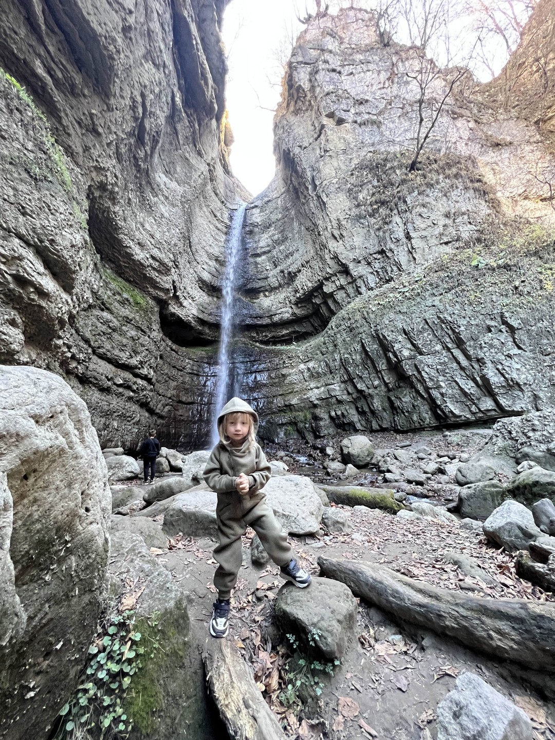 Несмотря на вроде как насыщенную программу в описании тура: два ущелья, теснина, водопады, ледник. Весь маршрут