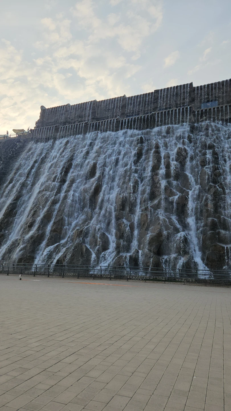 Очень понравилась экскурсия! В комфортном темпе, интересные места. Посмотрели настоящие Эмираты, пообедали и отдохнули на побережье