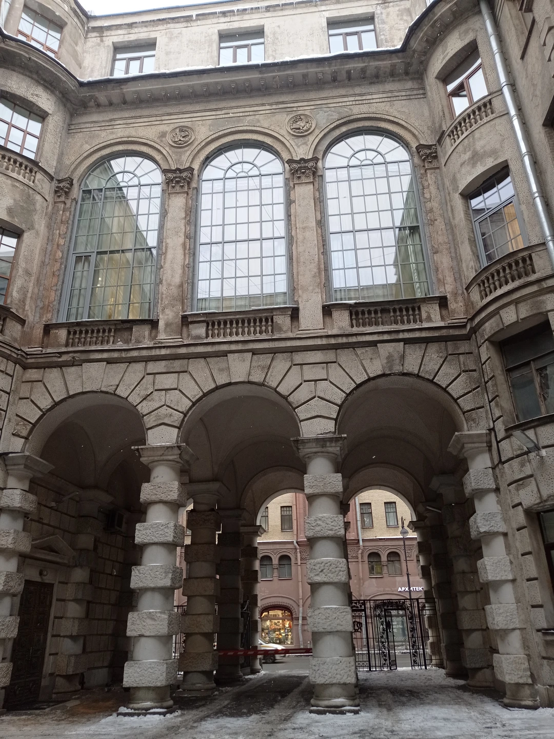 Секреты Петроградской стороны: дворы-колодцы, парадные и доходные дома (Екатерина)