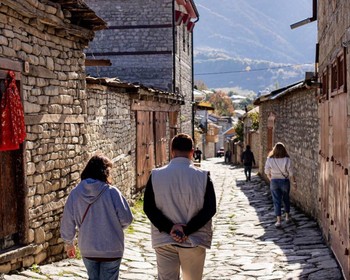 Дири Баба, Лагич и прибытие в Шеки