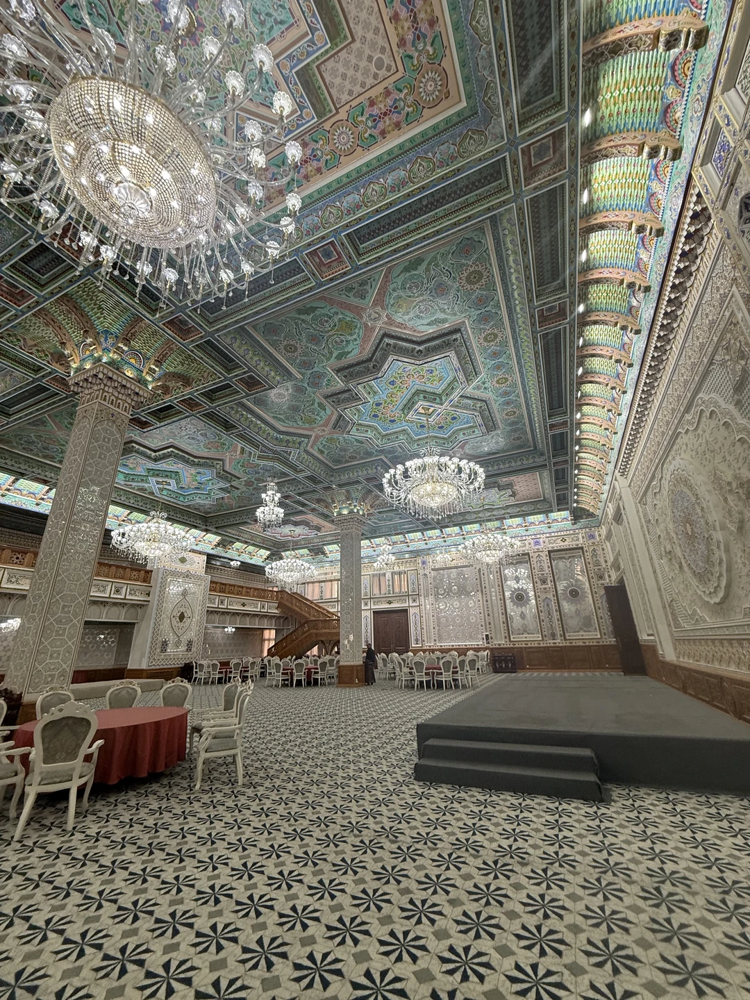 Вчера были на экскурсии с Шарифджоном и остались довольны настолько, что поставили « отлично» на все семь вопросов