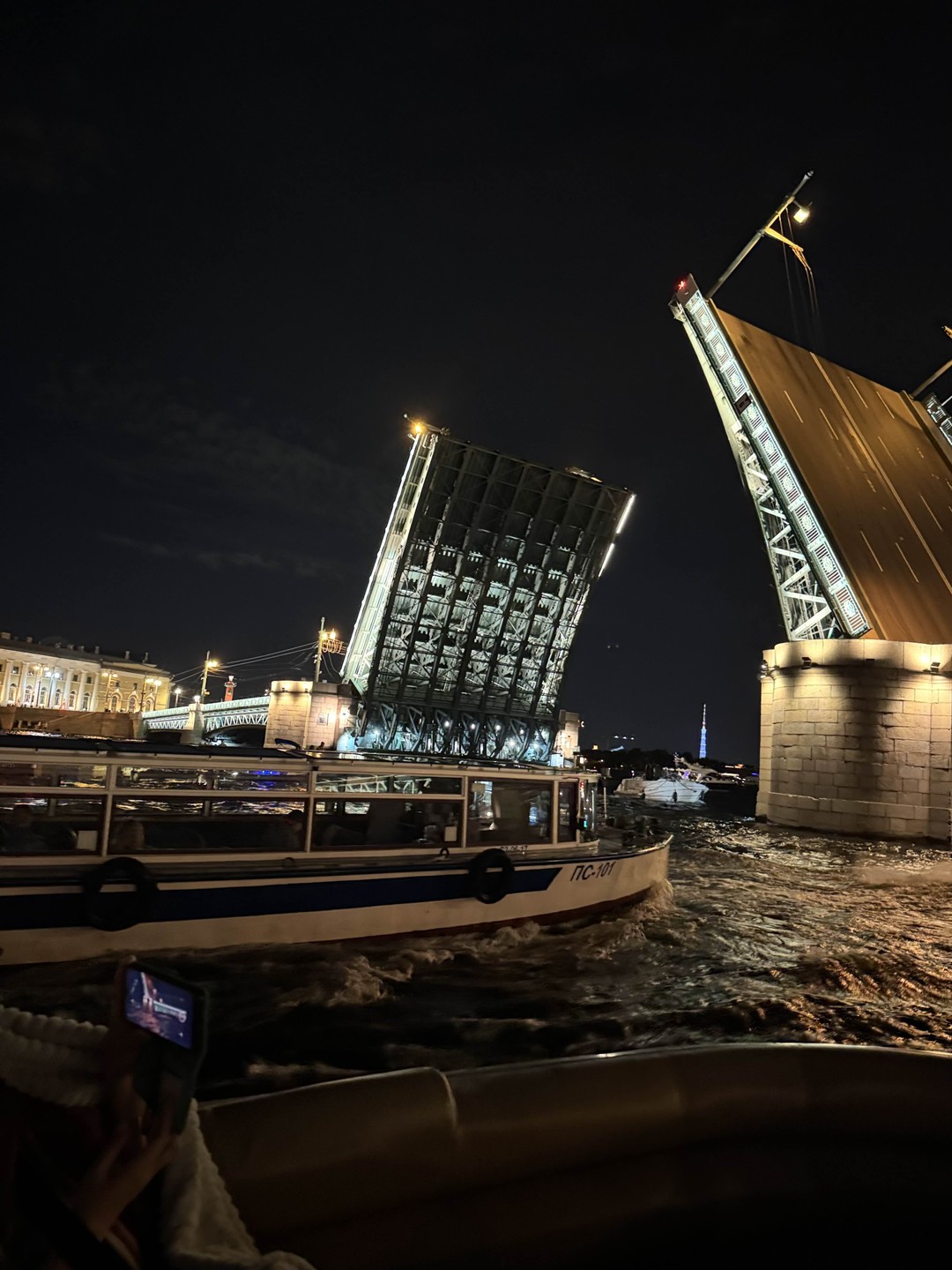 Спасибо за прогулку, посмотрели на 3 моста, прошли необычным маршрутом, была экскурсия через динамик, много интересных