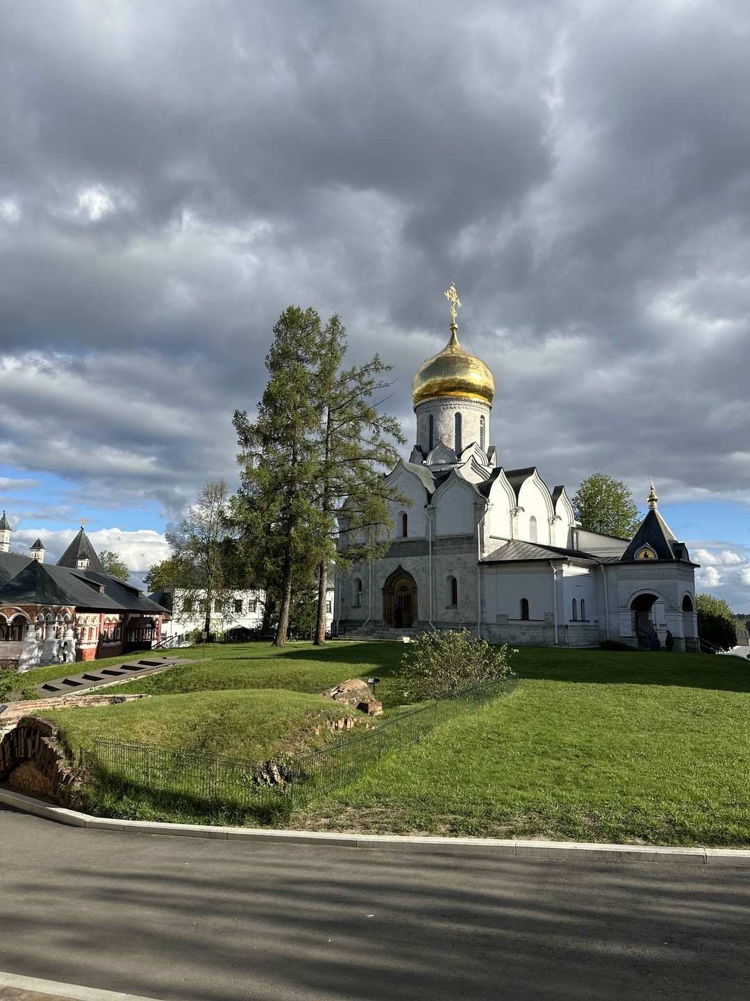 Большое спасибо Анатолию за прекрасную прогулку по Звенигороду, интересные исторические и биографические факты, древние храмы, панорамные виды города!
