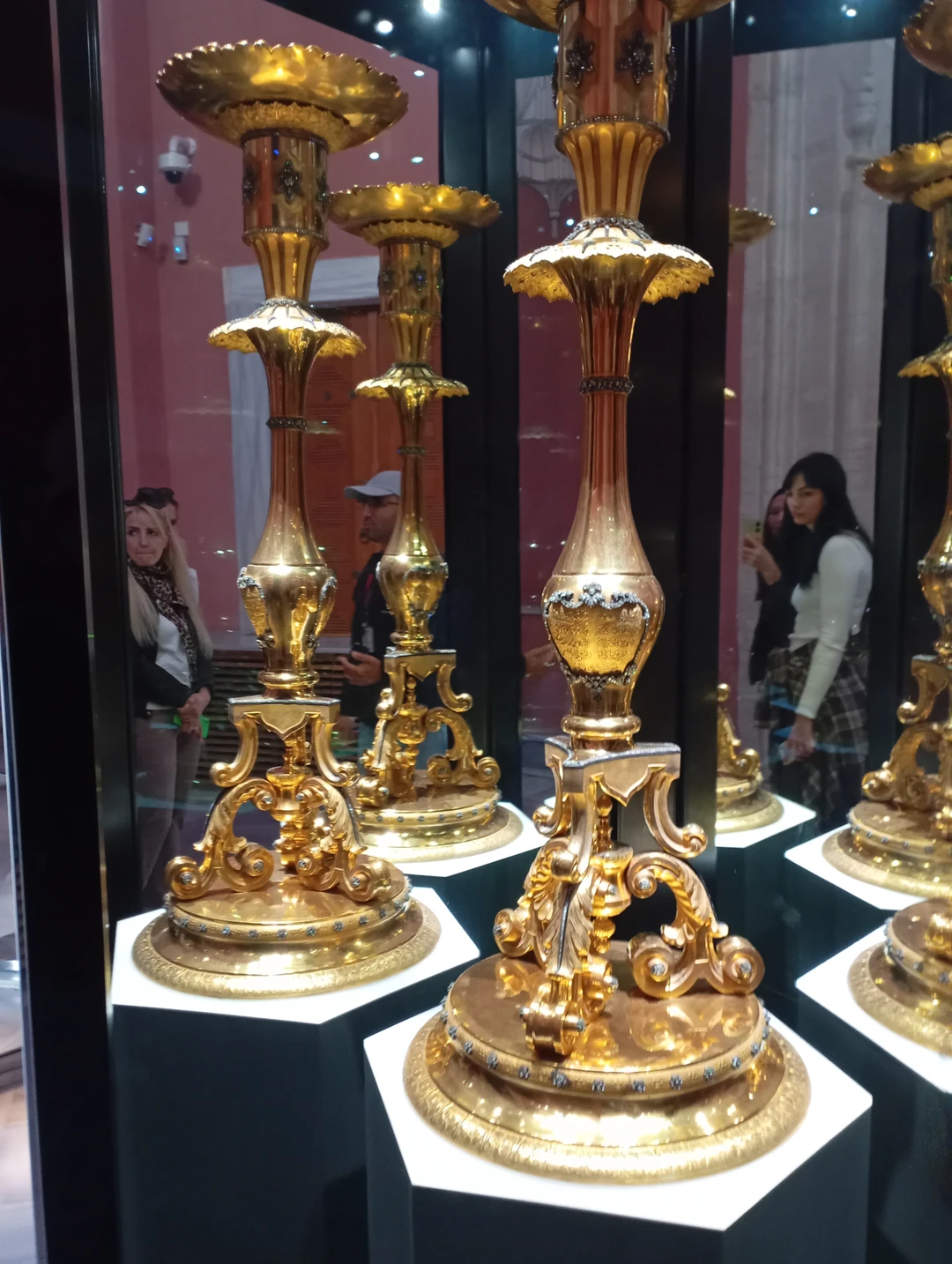 Наш гид Рушен, замечательный рассказчик, отлично владеет русским языком. Погрузил нас во времена правления султанов. Помог