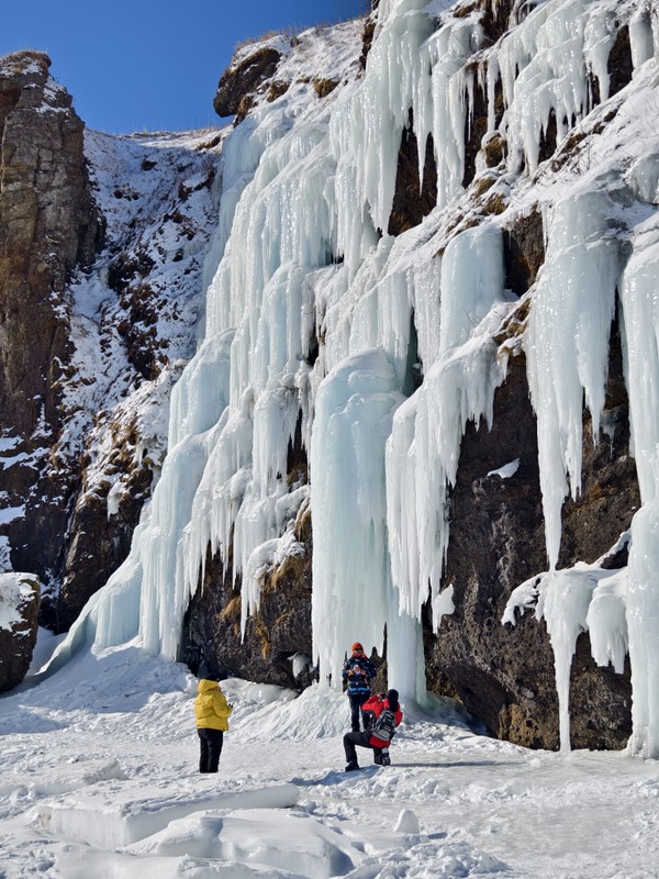Бухта Тихая: ледопады хребта Жданко (из Южно-Сахалинска)