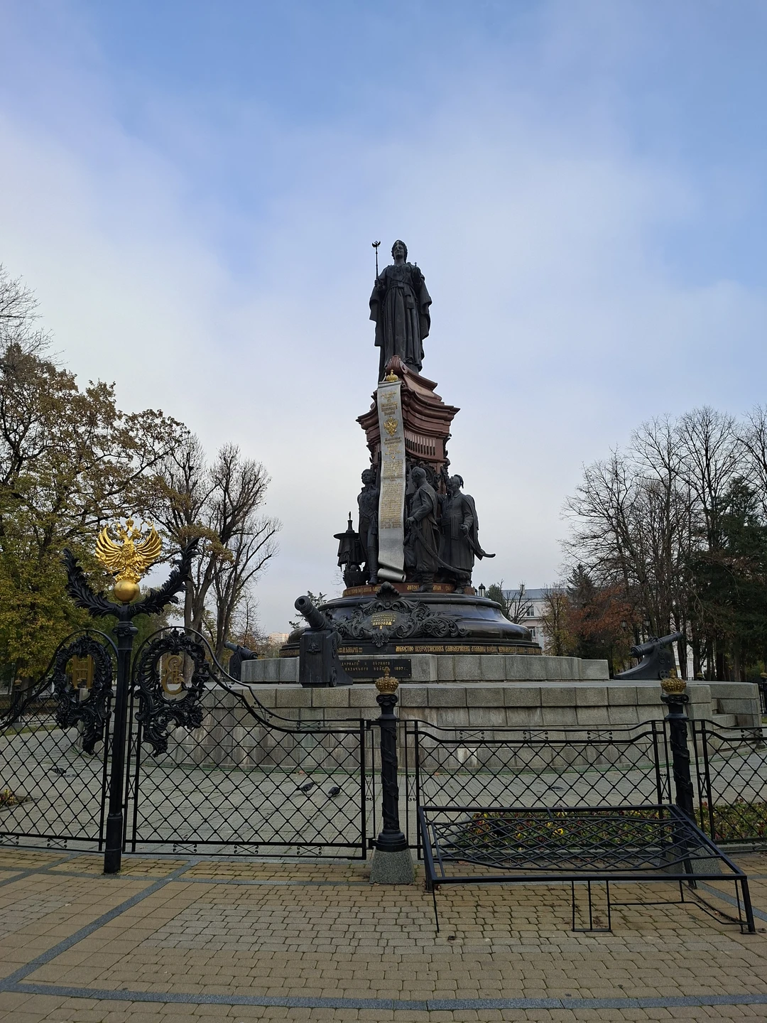 Хочется рассказать о прекрасном человеке и отличном экскурсоводе Юрие. Знаете,этому человеку сразу хочется доверять. Он располагает