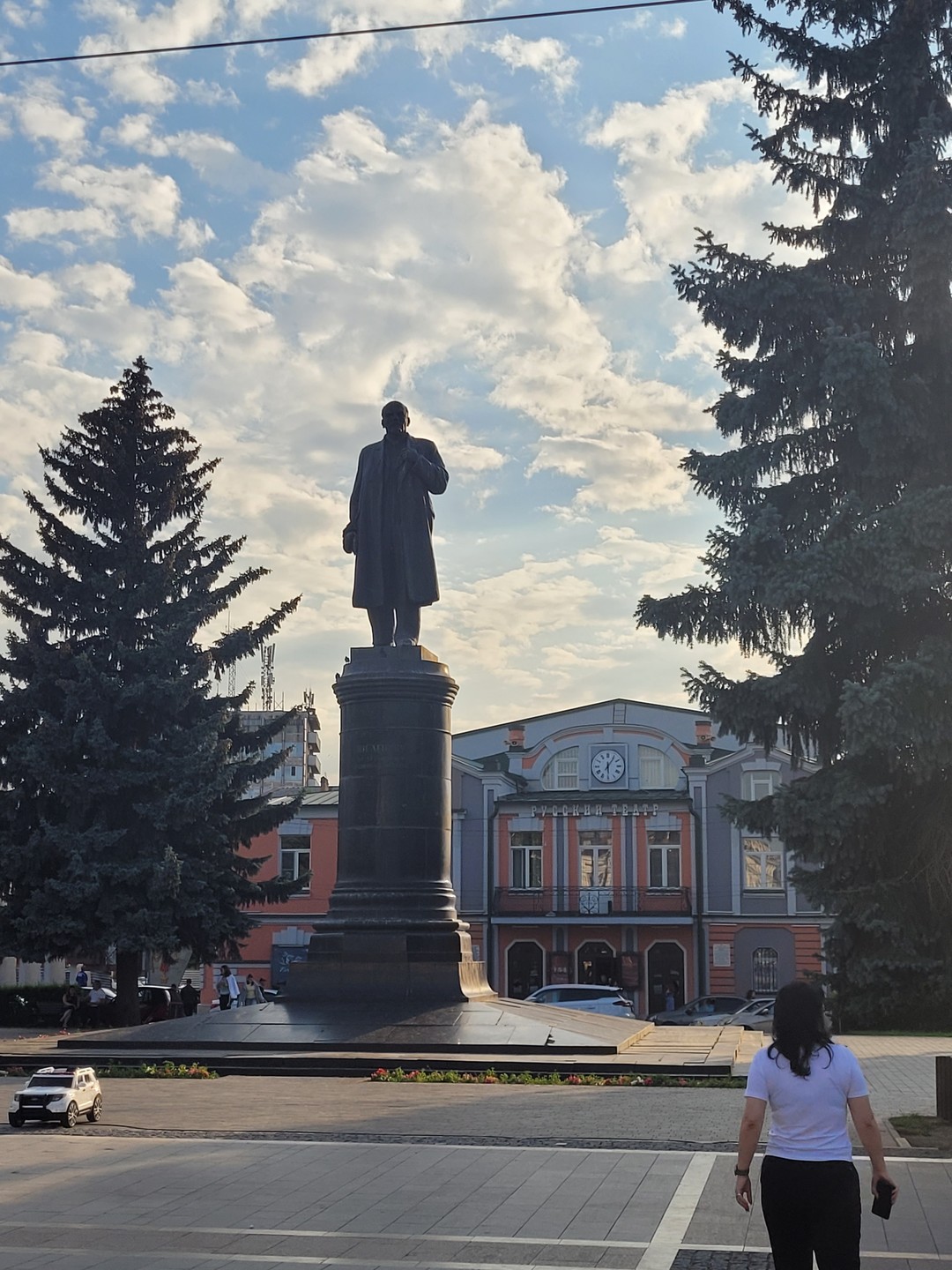 Экскурсия началась вовремя в назначенное месте встречи. Экскурсовод Зарина плавно вводила нас в историю возникновения города