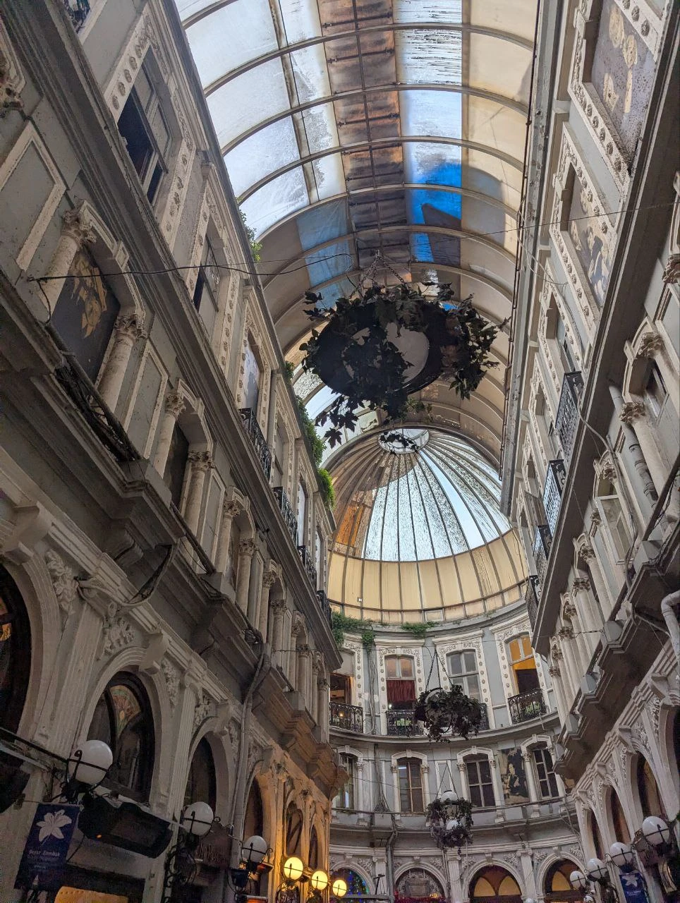 Отличная вышла прогулка! Несмотря на то, что большая часть истории находится в старом городе, новая часть