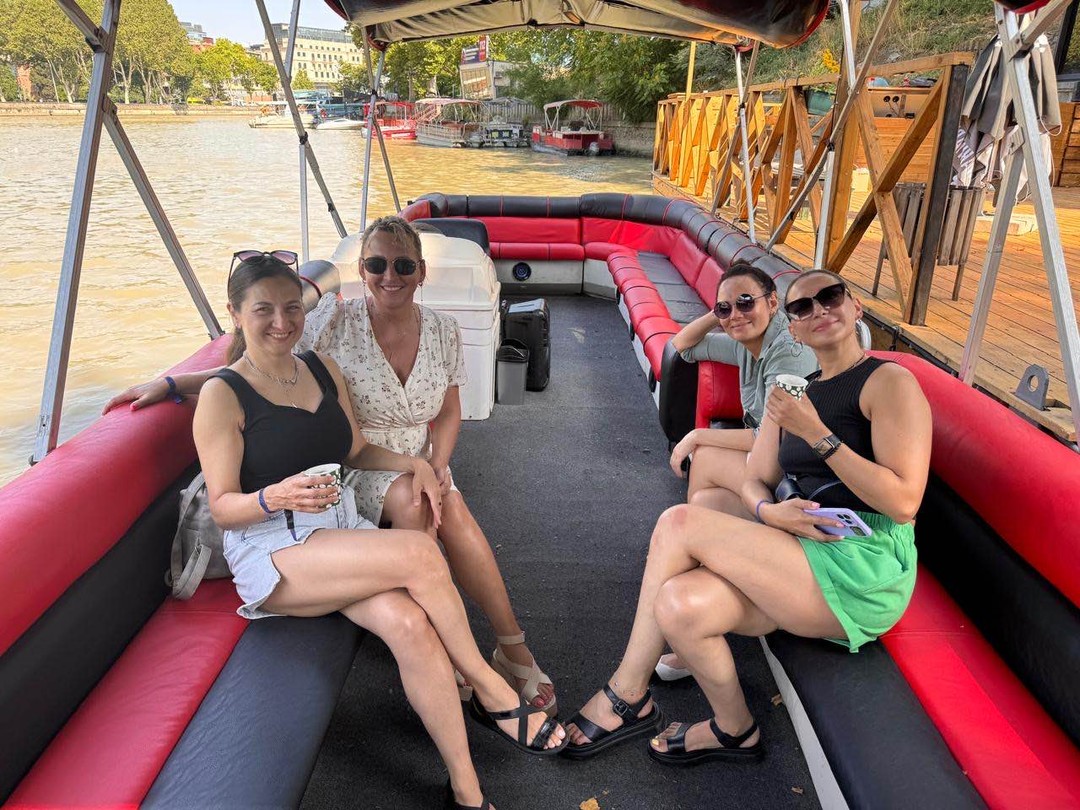 Обязательно рекомендую прокатиться на катамаране по Куре, открывается другой вид на город. Мы делали это ранним