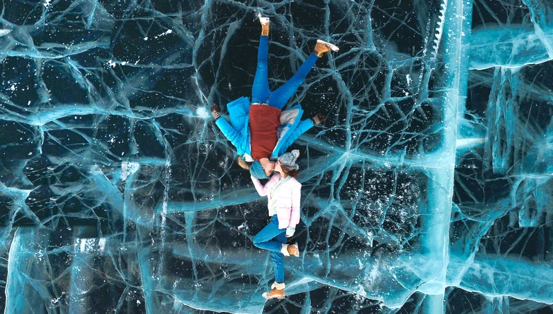 По местам съёмок фильма «Лёд»: отпуск на Байкале с катанием на коньках, упряжках и хоккеем